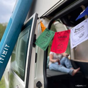 vanlife prayer flags am Bus